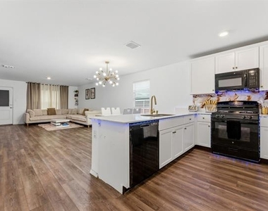 2915 Acacia Drive - Photo Thumbnail 5