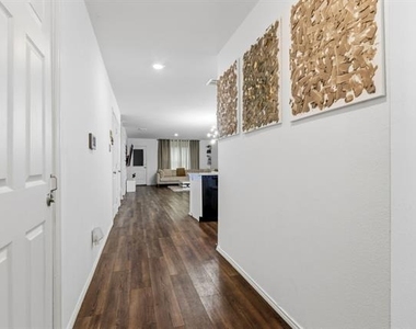 2915 Acacia Drive - Photo Thumbnail 3
