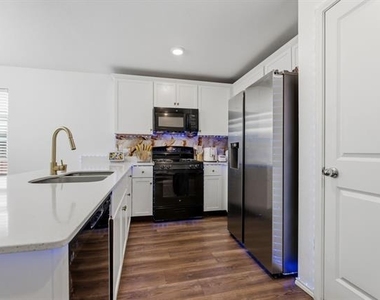 2915 Acacia Drive - Photo Thumbnail 6