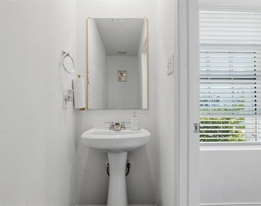 2915 Acacia Drive - Photo Thumbnail 4