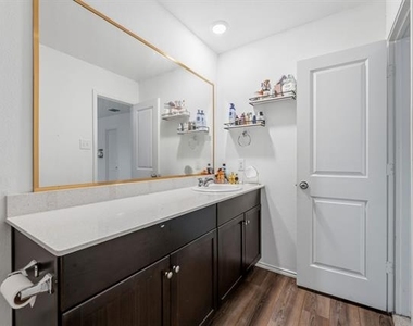 2915 Acacia Drive - Photo Thumbnail 18