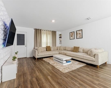 2915 Acacia Drive - Photo Thumbnail 11