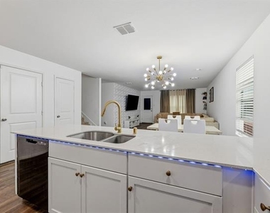 2915 Acacia Drive - Photo Thumbnail 7