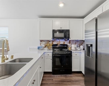 2915 Acacia Drive - Photo Thumbnail 8