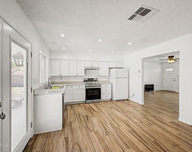 20601 N 33rd Avenue - Photo Thumbnail 8
