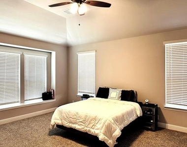 2909 Parkwood Circle - Photo Thumbnail 12