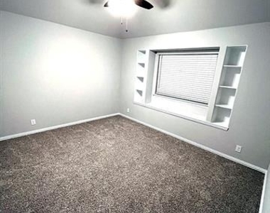 2909 Parkwood Circle - Photo Thumbnail 13