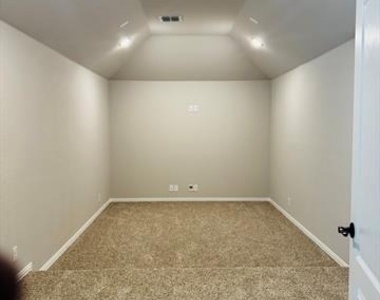 2909 Parkwood Circle - Photo Thumbnail 17