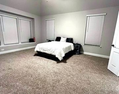2909 Parkwood Circle - Photo Thumbnail 4