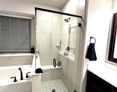 2909 Parkwood Circle - Photo Thumbnail 6