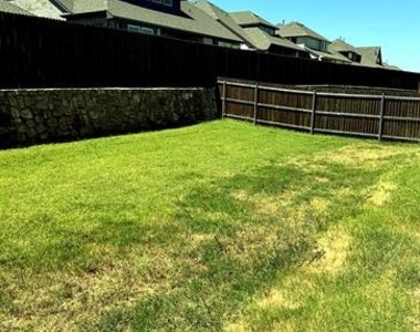 2909 Parkwood Circle - Photo Thumbnail 15