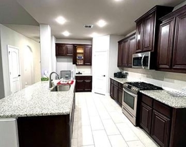 2909 Parkwood Circle - Photo Thumbnail 16