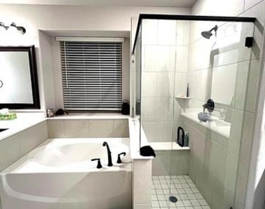 2909 Parkwood Circle - Photo Thumbnail 9