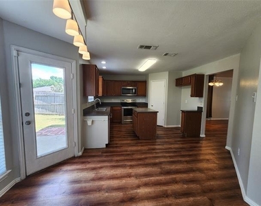 1225 Lake Haven Drive - Photo Thumbnail 5