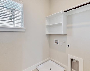 832 Concan Drive - Photo Thumbnail 15