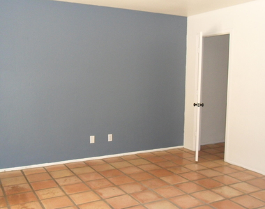 6935 E Hearn Road - Photo Thumbnail 5