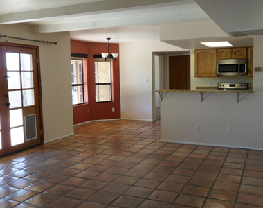 6935 E Hearn Road - Photo Thumbnail 2