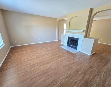 4512 Saddlebrook Drive - Photo Thumbnail 8