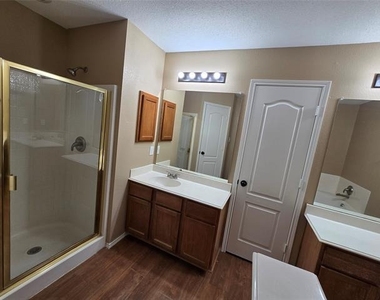 4512 Saddlebrook Drive - Photo Thumbnail 14