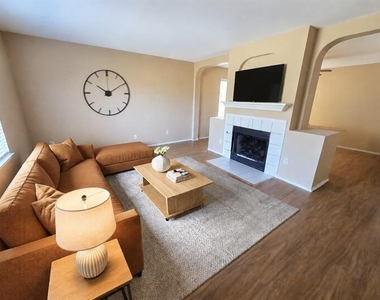 4512 Saddlebrook Drive - Photo Thumbnail 7