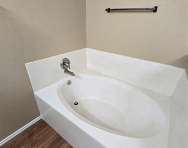 4512 Saddlebrook Drive - Photo Thumbnail 16