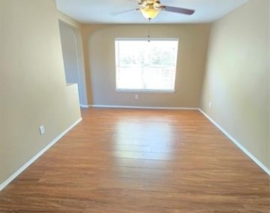 4512 Saddlebrook Drive - Photo Thumbnail 18