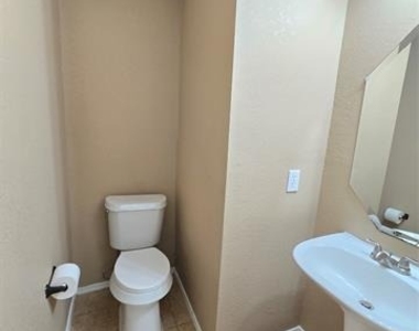 4512 Saddlebrook Drive - Photo Thumbnail 10