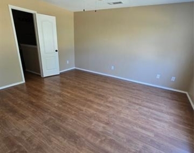 4512 Saddlebrook Drive - Photo Thumbnail 12