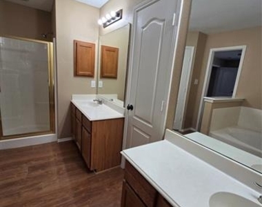 4512 Saddlebrook Drive - Photo Thumbnail 13