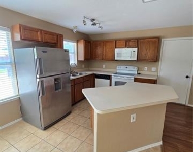 4512 Saddlebrook Drive - Photo Thumbnail 4