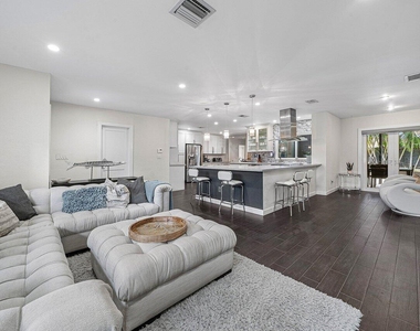 855 Berkeley Street - Photo Thumbnail 6