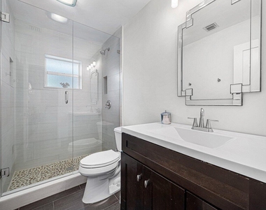 855 Berkeley Street - Photo Thumbnail 17