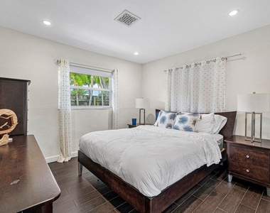 855 Berkeley Street - Photo Thumbnail 16