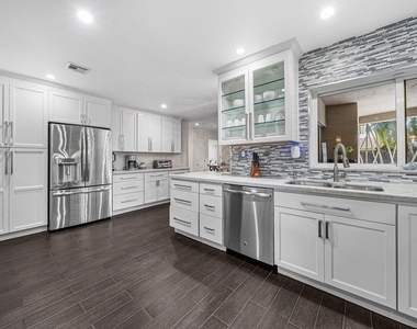 855 Berkeley Street - Photo Thumbnail 11