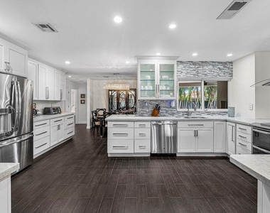 855 Berkeley Street - Photo Thumbnail 9