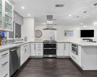 855 Berkeley Street - Photo Thumbnail 10