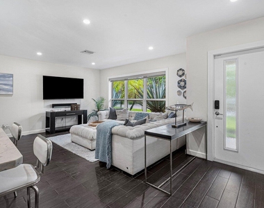 855 Berkeley Street - Photo Thumbnail 4