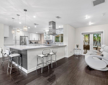 855 Berkeley Street - Photo Thumbnail 8