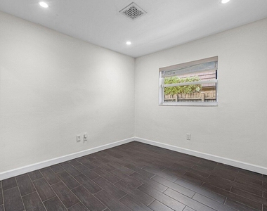 855 Berkeley Street - Photo Thumbnail 18
