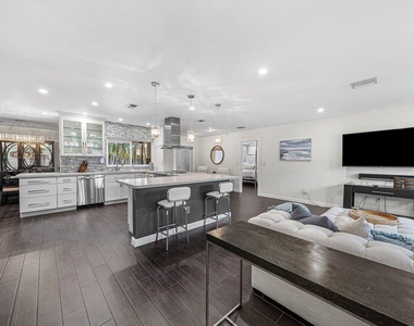 855 Berkeley Street - Photo Thumbnail 7