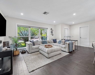 855 Berkeley Street - Photo Thumbnail 5