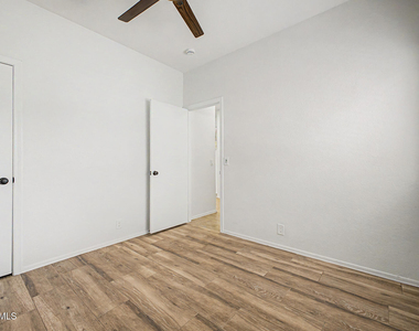 414 N Hudson Place - Photo Thumbnail 19