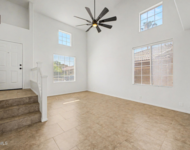 414 N Hudson Place - Photo Thumbnail 3