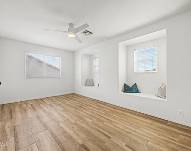 414 N Hudson Place - Photo Thumbnail 23