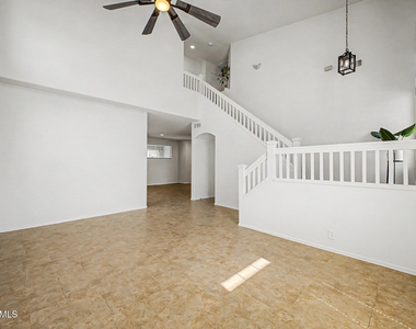 414 N Hudson Place - Photo Thumbnail 4