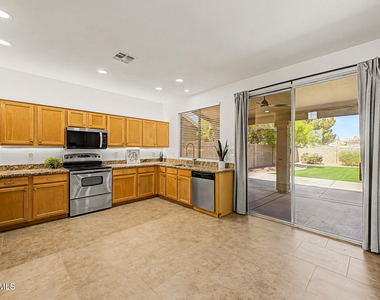 414 N Hudson Place - Photo Thumbnail 5