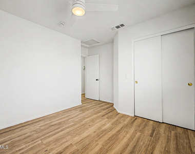 414 N Hudson Place - Photo Thumbnail 25