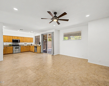414 N Hudson Place - Photo Thumbnail 9