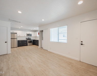 715 N 12th Avenue - Photo Thumbnail 5
