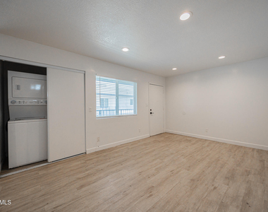 715 N 12th Avenue - Photo Thumbnail 3